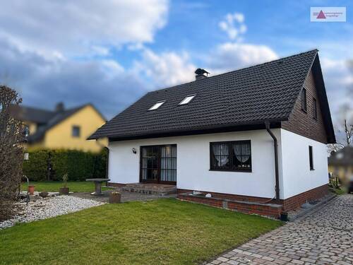 Haus Gartenansicht_b - Wohnen im Grünen: Einfamilienhaus mit Einliegerwohnung und Doppelgarage in Chemnitz-Adelsberg