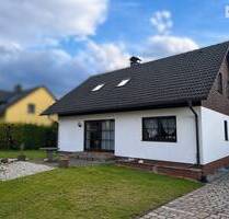 Wohnen im Grünen: Einfamilienhaus mit Einliegerwohnung und Doppelgarage in Chemnitz-Adelsberg - Chemnitz / Adelsberg