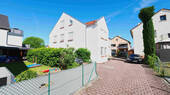 Hausansicht mit Stellplatz 2 - 
