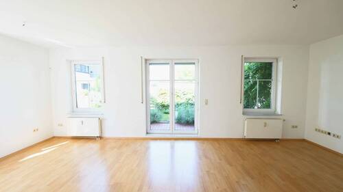 Wohnzimmer mit Zugang zum Gartenbereich - 7 Zimmer Mehrfamilienhaus, Wohnhaus in Karlstein am Main