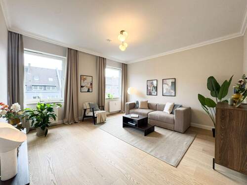 Wohnzimmer - Exklusives Wohnen im Düsseldorfer Zooviertel - Stilvoll sanierte Altbauwohnung mit Balkon ins Grüne