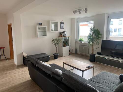 Wohnzimmer - Geräumige 4-Zimmer-Wohnung mit EBK und großer Dachterrasse!