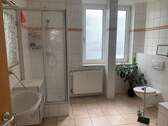 Badezimmer mit Dusche und Badewanne - 