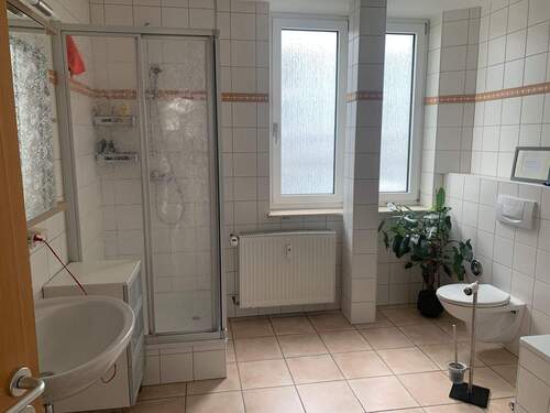 Badezimmer mit Dusche und Badewanne - 