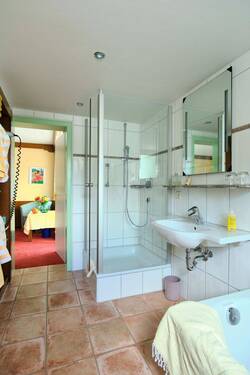 Bad mit Dusche und Wanne - 