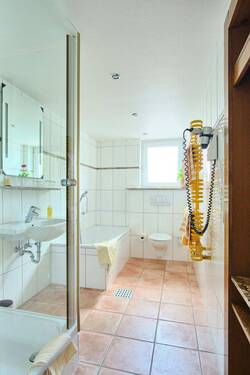 Bad mit Dusche und Wanne - 