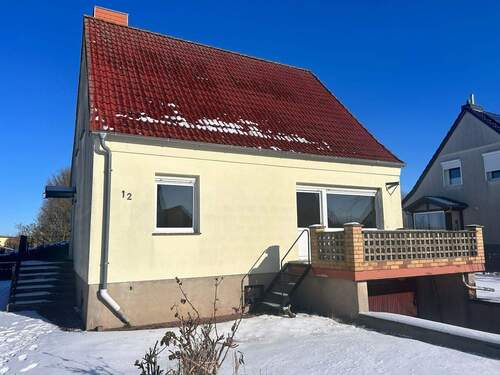 Hausansicht - +++ IDYLLISCHES, SANIERUNGSBEDÜRFTIGES HÄUSCHEN MIT SCHÖNEM GARTENGRUNDSTÜCK – UNWEIT VOM STRELASUND +++