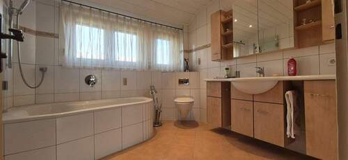 Tageslichtbadezimmer OG - 