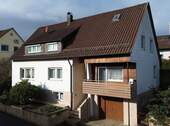 Hausansicht von Straße - Sehr gepflegtes Ein- Zweifamilienhaus in Lomersheim, Garten, Balkon, Garage,