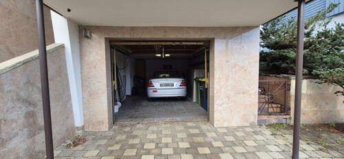 Garage + Stellplatz - 