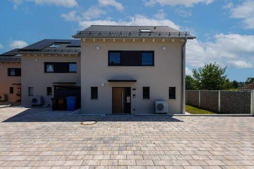 Hauseingang mit Stellplätzen - 