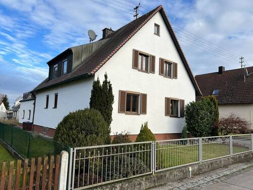 16 Straßenansicht - Gepflegtes Haus mit 2 Wohneinheiten auf über 600 m² zw. Meitingen u. Augsburg!
