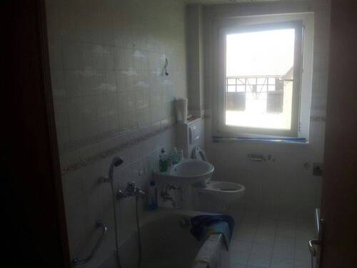 Bad.jpg - 3 Zimmer Etagenwohnung zur Miete in Nossen