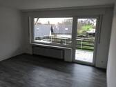 Wohnzimmer mit großem Balkon - Renovierte 3-4 Zimmerwohnung mit Balkon in Hiddesen