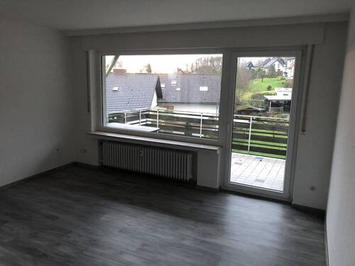 Wohnzimmer mit großem Balkon - Renovierte 3-4 Zimmerwohnung mit Balkon in Hiddesen