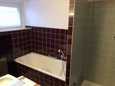 Bad mit Dusche und Wanne - 