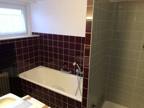 Bad mit Dusche und Wanne - 