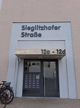 Hauseingang - 2-Zimmer-Wohnung - 980,00&nbsp;EUR Kaltmiete, ca.&nbsp; 59,30&nbsp;m&sup2;&nbsp;Wohnfl&auml;che
