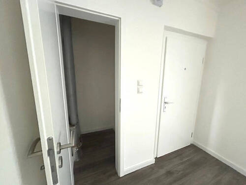 Flur mit Abstellkammer - 