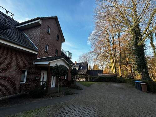 Vorderansicht / Stellplätze - Mehrfamilienhaus, Wohnhaus in Oelixdorf