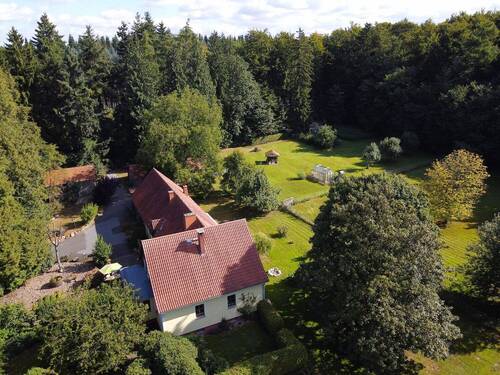 Luftbild - Idyllisches Landhaus in einmaliger Waldrandlage
