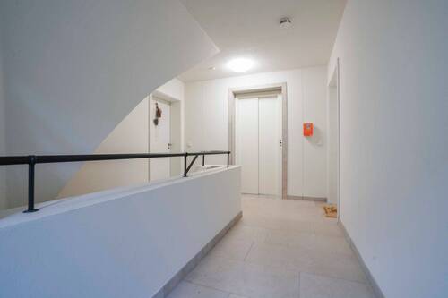 Treppenhaus mit Aufzug - 