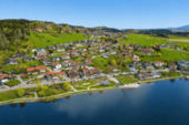 Luftaufnahme - Traumlage am Hopfensee: Exklusive, barrierefreie Erdgeschosswohnung mit Seeblick - sofort bezugsfrei