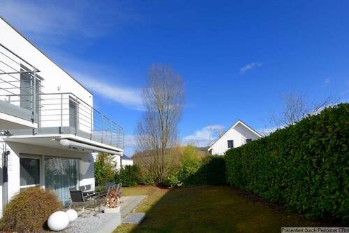 Hausansicht Süd mit Garten - 5 Zimmer Doppelhaushälfte in Beilstein