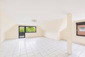 OG großes Schlafzimmer mit Zugang auf Balkon - 