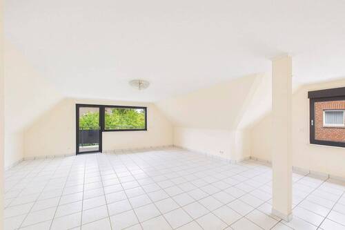 OG großes Schlafzimmer mit Zugang auf Balkon - 