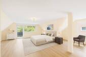 OG großes Schlafzimmer mit Zugang auf Balkon - Beispiel KI - 