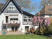 Blick auf Haus vom Garten - Gepflegtes Zweifamilienhaus in Essen-Kupferdreh