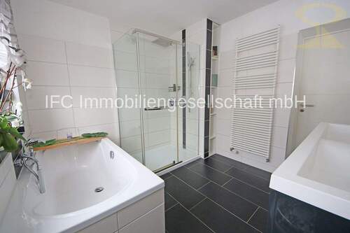 Bad im Mittelgeschoss - 