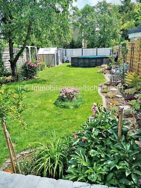 Grundstück im Sommer - 