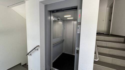 Treppenhaus mit Fahrstuhl - Etagenwohnung mit 94,40 m&sup2; in Freital zum Kaufen