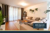 Wohnzimmer mit Zugang zum Balkon - BRUMANI 