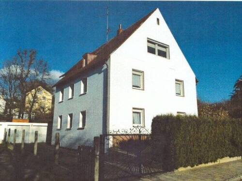 Hausansicht - KNIPFER IMMOBILIEN - Dreifamilienhaus mit Potenzial in Regensburg zum Kauf!