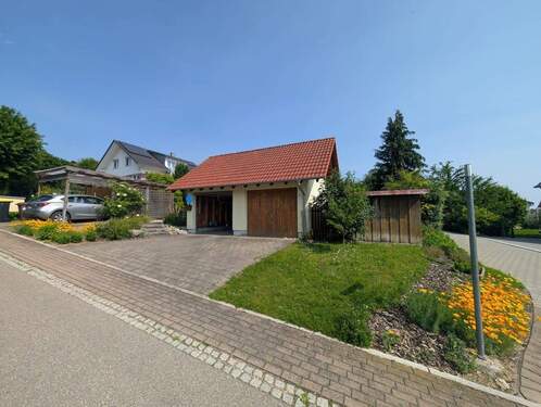 Doppelgarage von Strasse aus - 5 Zimmer Einfamilienhaus zum Kaufen in Eigeltingen - Heudorf