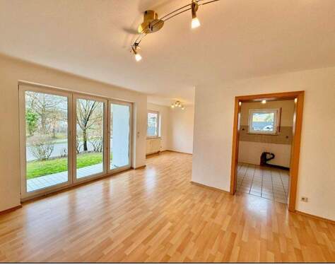 Wohnzimmer-Esszimmer-Küche - 3,5-Zimmer-Wohnung mit Terrasse und Garten