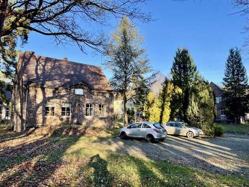 Parkplatz vor Haus 13 - 