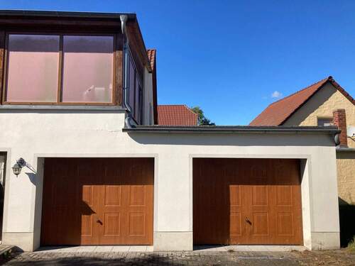 linkes Geb. Terrasse u. 2 Garagen - 