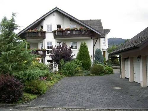 Hausansicht.jpg - Gepflegte 2-Zimmer-Dachgeschosswohnung,2-Balkone, PKW-Stellplatz, EBK, ruhige Wohnlage, Bergneustadt