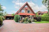 Hausansicht mit Carport - 4 Zimmer Einfamilienhaus zum Kaufen in Oldenburg