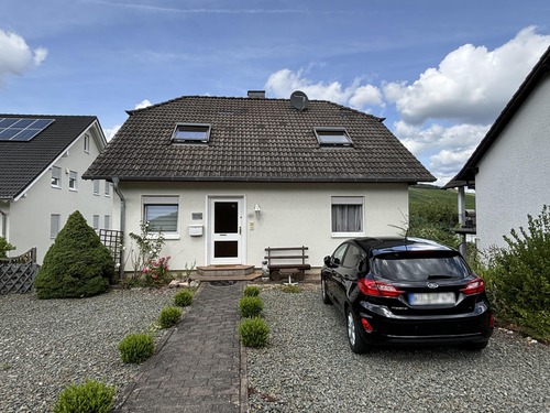 Außenansicht - Freistehendes Einfamilienhaus mit Burgblick
