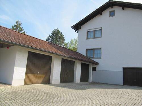 Haus mit Garagen.JPG - 
