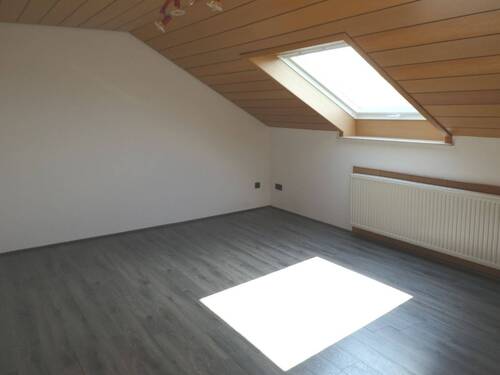 Zimmer im Dachgeschoss - 