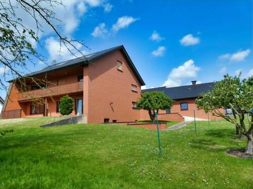Wohnhaus mit Nebengebäude - 7 Zimmer Mehrfamilienhaus, Wohnhaus zum Kaufen in Hüllhorst
