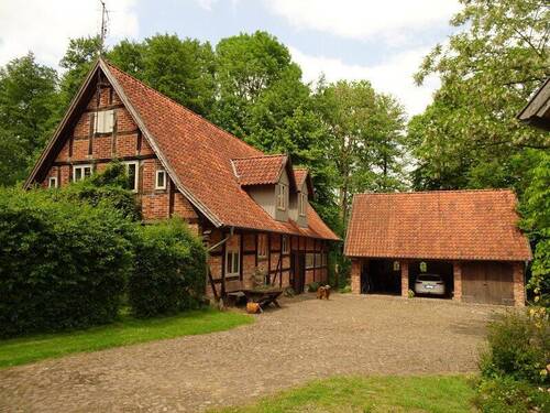 Ansicht Hof - Idylisches Wohnen in historischer Wassermühle mit Nebengebäuden