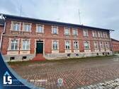 Hausansicht Straße - Mehrfamilienhaus, Wohnhaus zum Kaufen in Stendal