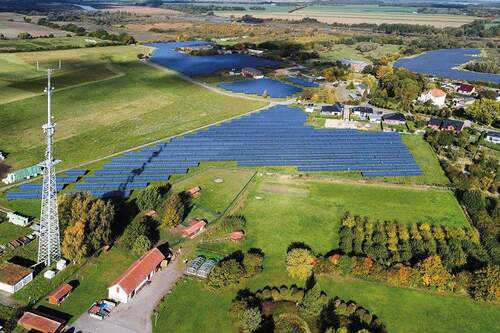 Luftaufnahme gesamtes Objekt - 6,9 ha Grundstück derzeit mit einem Solarpark bebaut